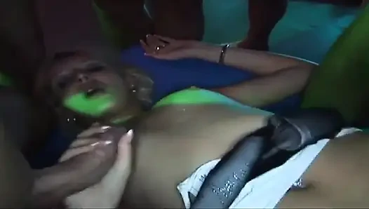 Sarışın genç kız çılgınca parmaklarken çişini yapıyor