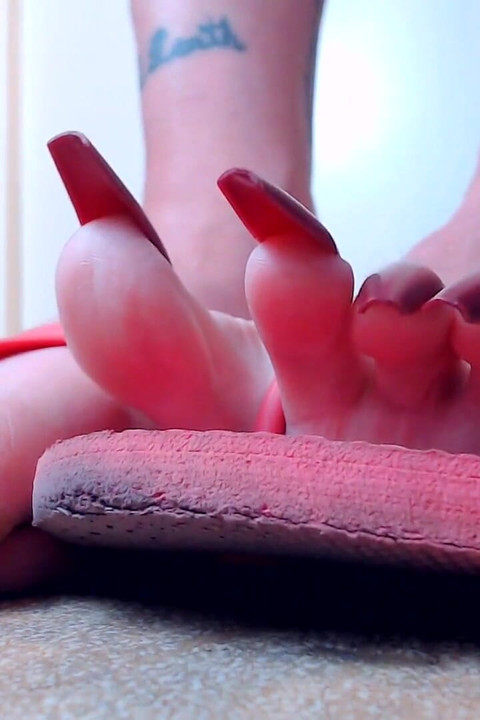 Lange røde tånegler rosa flipflops