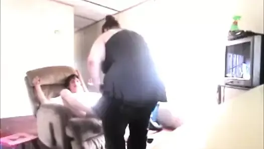 Une maman se tape son fils gamer et se fait défoncer son cul étroit