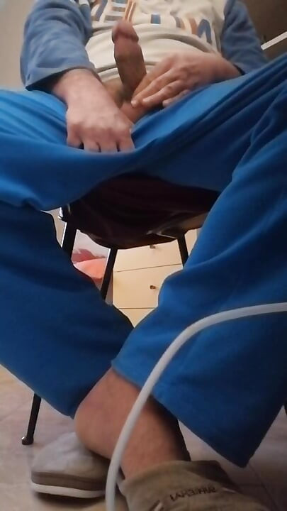 Ma bite dure remplit tout l’écran du smartphone