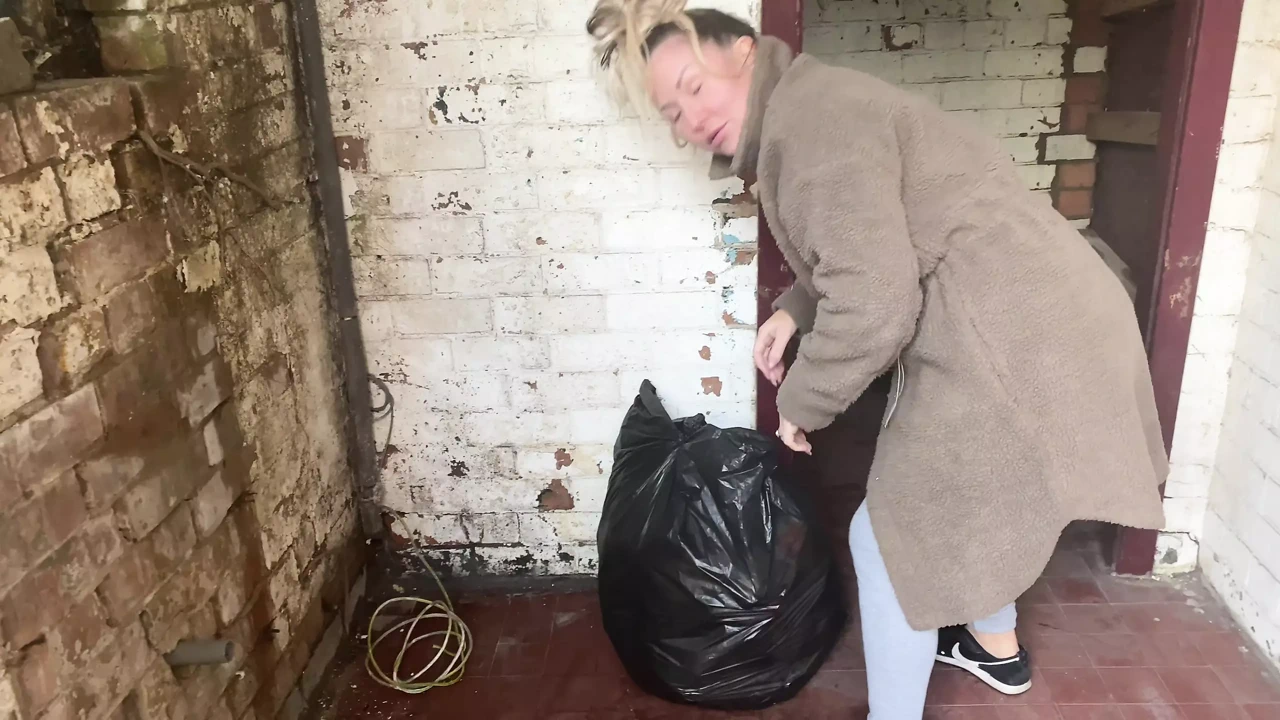 Cracky flashes as she shows off Her new home