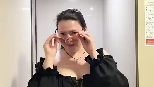 pawg masturbation im öffentlichen badezimmer