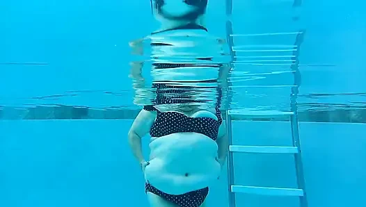 Vicki si suster super semok lagi olahraga di kolam renang sama kamera bawah air!