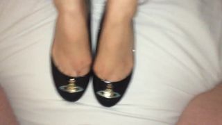 Shoejob and cum on her flat black shoes