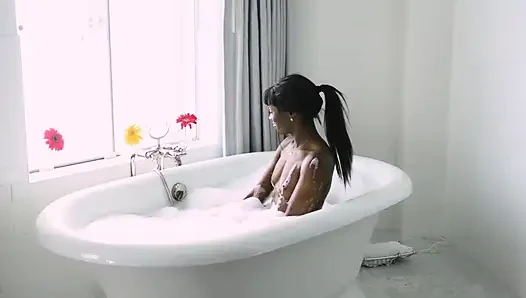Lesbian muda kulit hitam ngentot di bak mandi