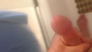 Masturbandosi sotto la doccia