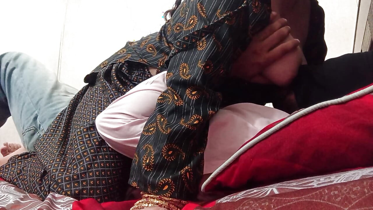 Cô vợ Ấn Độ trong salwar kameez với chồng đụ mạnh