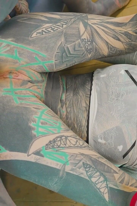 Linda garota de salto alto abre seu adorável cu pronto para duro anal &gozada interna - Z-filmz