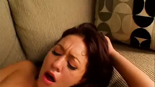 Sevimli küçük esmer sert yarağın üstüne sekiyor