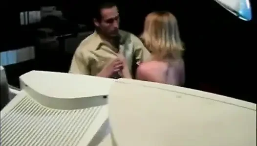 Andrea adams si cewek hot lagi ngentot kontol pria di kursi kantor