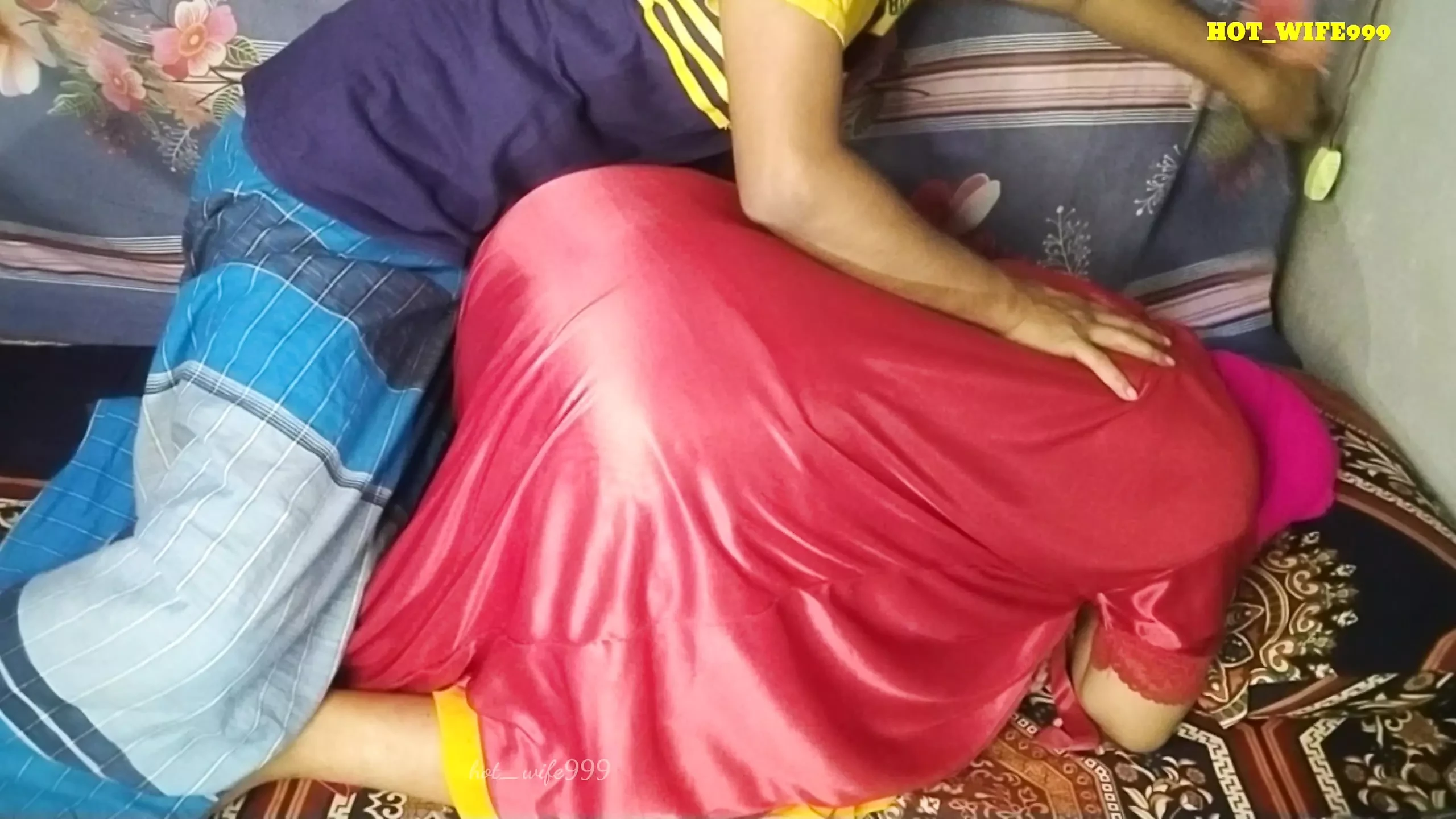 हॉट सौतेली बहन अपने सौतेले भाई के साथ एक रात बिताती है तंग
