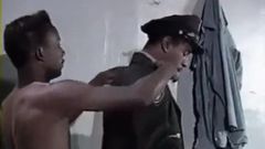 Zwarte gevangene geneukt door zwarte gevangenisbewaker