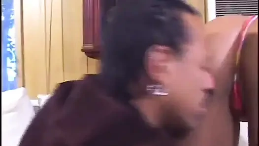 Seksi büyük memeli zenci kız büyük siyah yarak üzerinde