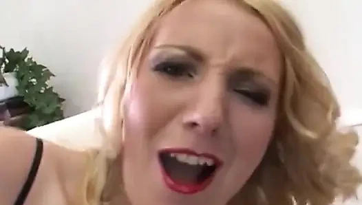 Yuvarlak götlü genç erkek delisi misyoner tarzı sikiliyor