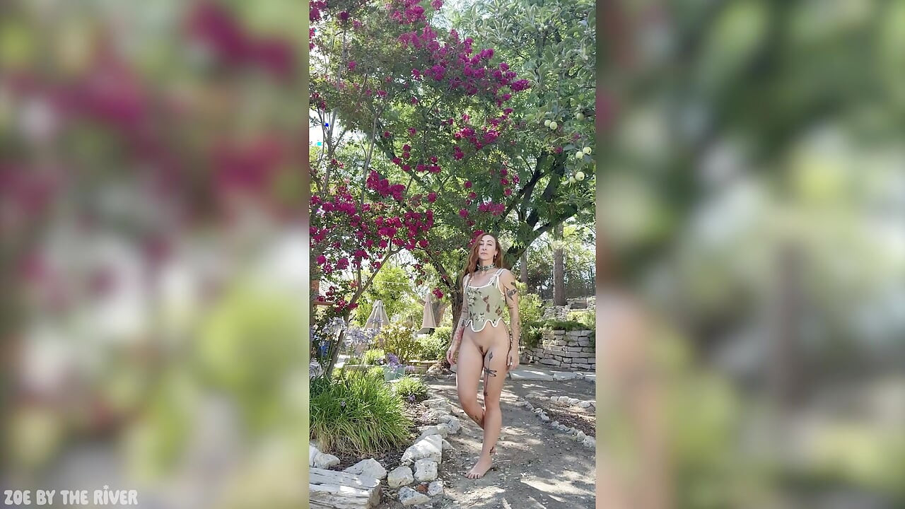 Zâna Mică obraznică se joacă cu pizda ei în grădina ei secretă în timpul unei ședințe foto (teaser extins)