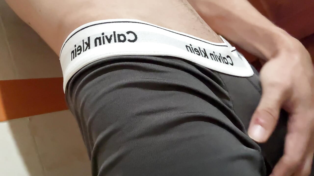 Twink provoca con ropa interior