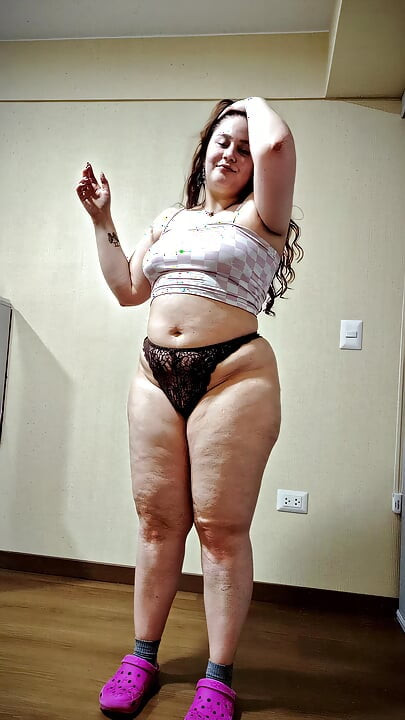 Nicole's Silly Fat Tease: Jiggling Cellulite Ass & Soft Belly Dance