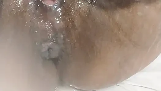 Showing Pussy Squirting in Siririca