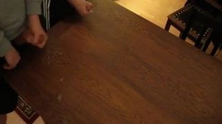 Dos chicos se masturban en una mesa