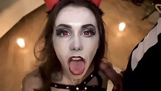 Şehvetli şeytan tutkuyla sikişiyor ve cadılar bayramında yüze boşalma alıyor