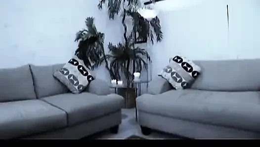 Şımarık memeli aç sürtük kanepede iki zinde adam tarafından çifte sikiliyor