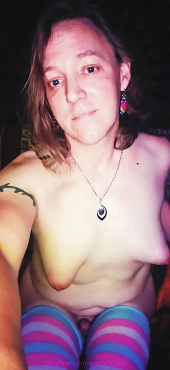 Wyrd Kaleigh抚摸她的乳头，她的跨性别骄傲高潮
