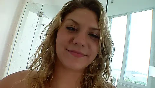 İri göğüslü sarışın genç kız sert sikiliyor ve büyük göğüslerine boşalıyor