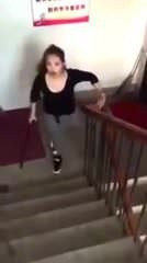 Amputee dívka do schodů s jednou berlou