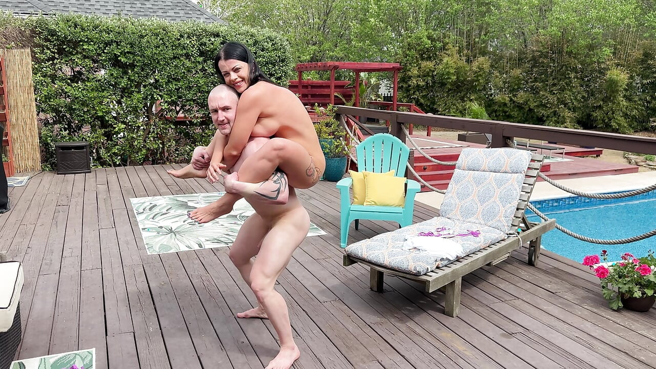 Nadia White ve Baxx ile çıplak asansör ve taşıma