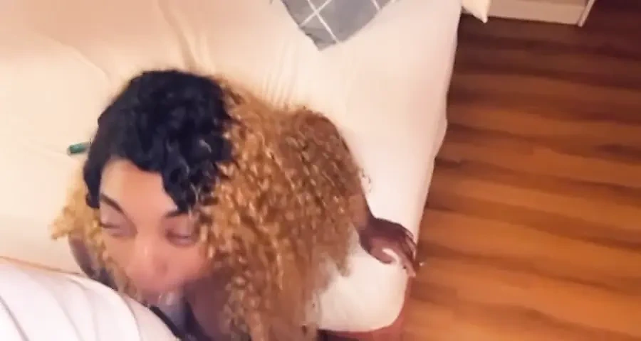 Tôi thích bú tinh ranh trên con cặc của anh ấy như một con đĩ ngay tôi muốn há hốc mồm