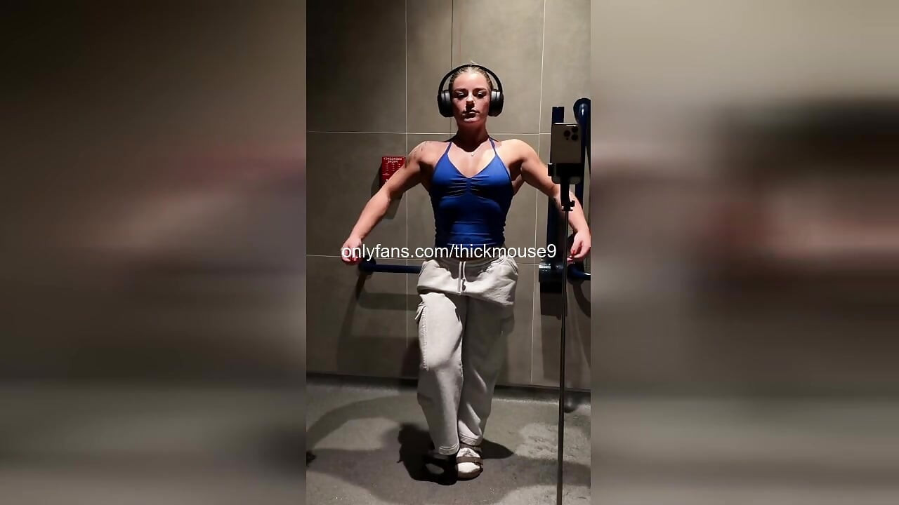 18yo Accidental Yoga Pussy Flash