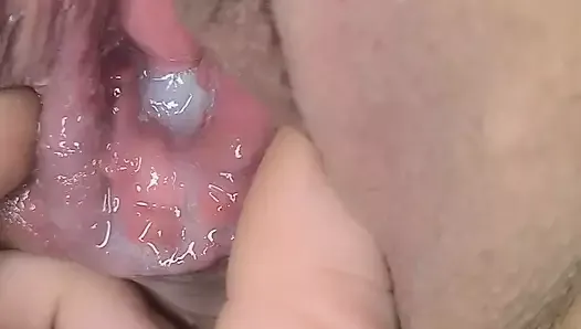 Fat pink shaved pussy gets a huge creampie filling from skinny tattooed guy