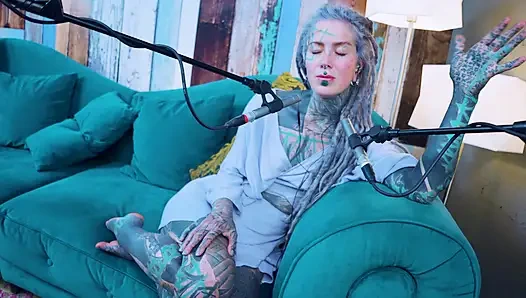 Ich spreche über G - Grattitude- ASMR podcast SFW spricht goth dünnes mädchen dreadlocks tattoo-model mit tinte mädchen
