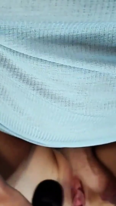 لحظة مذهلة من "فتاة سوميسيو بقوة وتنفث بشكل ضخم"