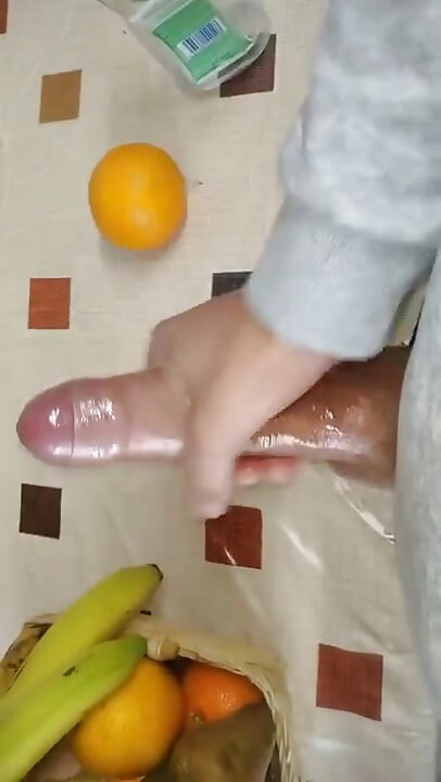 Cowok sange ini ngocok kontol besar cowok ini di depan jendela, sampai aku crot di balik jendela!