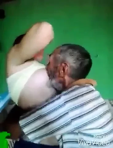 Dada ny bety ki wife ko chos leya