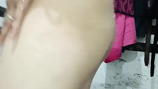 Прия бхабхи моет большую киску, горячее видео