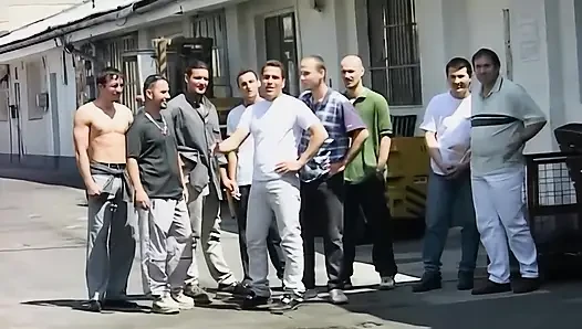 Pelacur rambut pirang & asia di-gangbang habis-habisan di luar ruangan sama banyak kontol