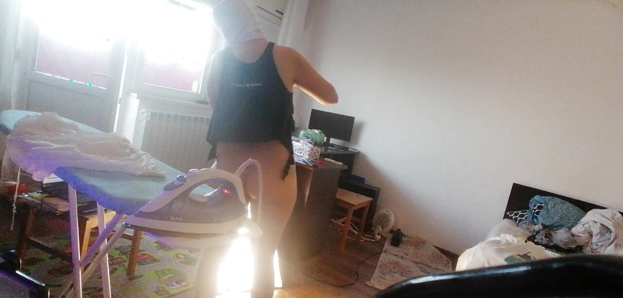 Sexy wife doing household chores naked. Cum on the wife's big ass. Hot foreplay with a couple, oil massage on the body.