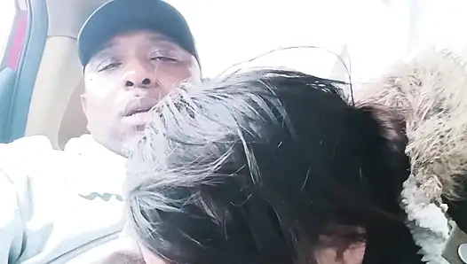 Asyalı sokak fahişesi arabada sakso - riskli yol kenarında gırtlağına kadar alıyor ve yutuyor ve orta yaşlı seksi kadın