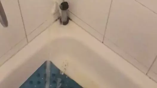 in die dusche gepisst
