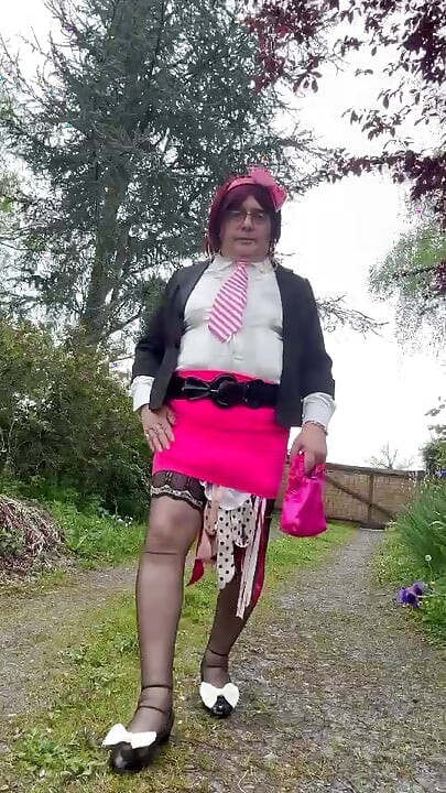 En tenue avec une jupe courte fluo pour la soirée