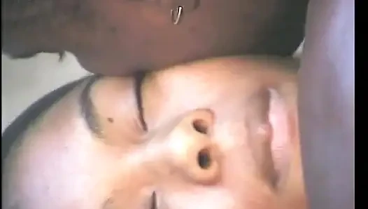 Uzun saçlı gilr siyah delikanlının direği için bacaklarını geniş açıyor