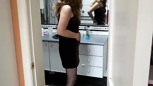 Güzel üvey annem işten eve geliyor ve bize mastürbasyon yaparak beni tatmin ediyor.