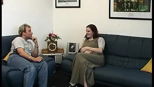 Genç kız kanepede sert bir yarağı emiyor ve ağzına boşalıyor