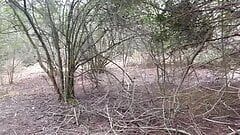 Branlette une grosse bite noire dans les bois