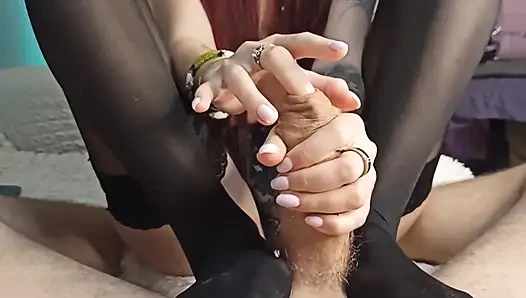 Cewek sange ini lagi asik ngocok kontol dan ngocok kontol sampai dicrot di dalam - pov