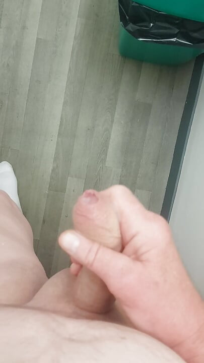 Sadece yarağım boşalıyor
