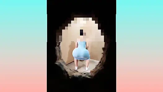 Wanita kaya pantat besar di ruang pas