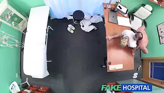 Seksowna pielęgniarka Fakehospital zostaje wytryskana przez lekarza